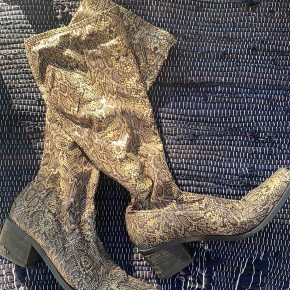 Beautiful leopard boots - Picture 2 of 3